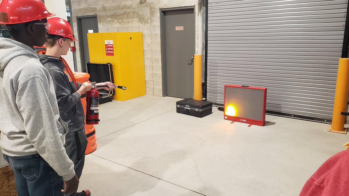 HTZfan's tweet photo. Savoir comment utiliser un #extincteur de feu est important non seulement au travail mais aussi à la maison.
Les élèves apprennent comment l'utiliser avec efficacité.
@FrancoNiagara
@CSViamonde https://t.co/a3orcMtB9V