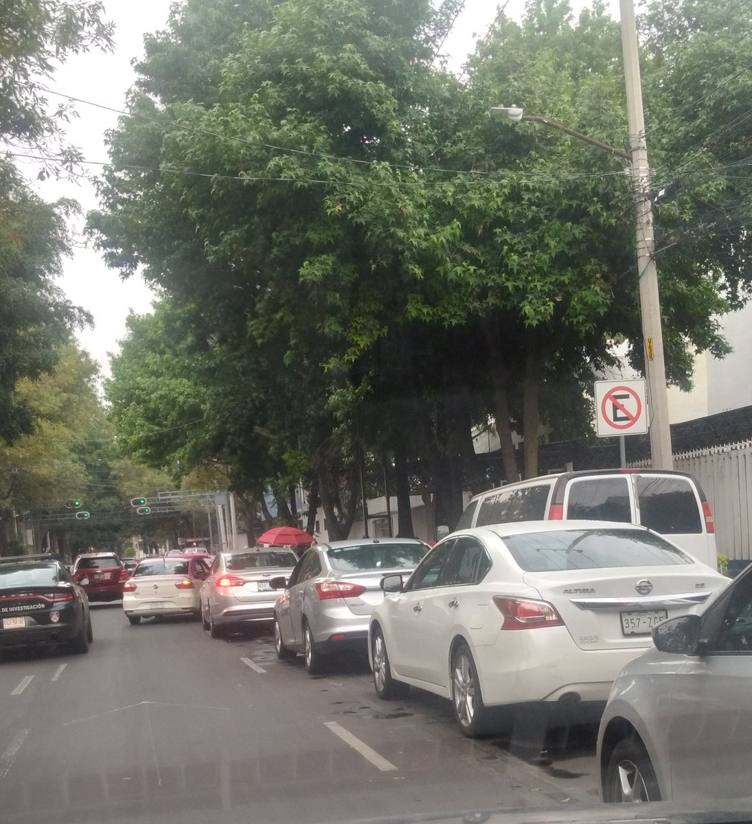Los fines de semana estan multando a los vehiculos estacionados sobre Av Coyoacan y frente a la PGJCDMX siguen hasta en doble fila y no marcaron la ciclovia que viene por toda la avenida @LaSEMOVI @BJAlcaldia @STaboadaMx @AlcaldiaBJ @OVIALCDMX @SSC_CDMX