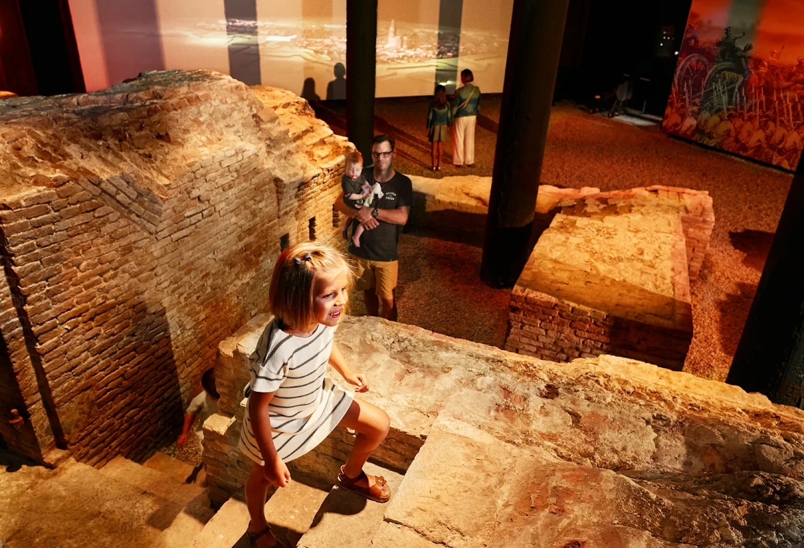 Verborgen Vesting in Bergen op Zoom: een fantastische, deels ondergrondse en multimediale presentatie is door de gelaagde opzet geschikt voor alle leeftijden en kennisachtergronden. tinyurl.com/2ygrb9zc