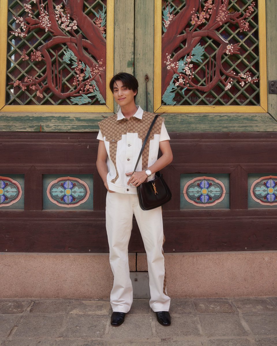 ElleMenThailand's tweet photo. แอลเมนพาชมสตรีตสไตล์ลุคของ ‘กลัฟ-คณาวุฒิ’ @gulfkanawut ระหว่างทริปเดินทางไปร่วมแฟชั่นโชว์คอลเล็กชั่น Cruise 2024 ของ @gucci โดยกลัฟมา��นลุคเดนิมสีขาวที่ประดับตกแต่งด้วยลายโมโนแกรม ‘GG’ จับคู่กับกระเป๋า ‘Jackie 1961’ สีดำสุดคลาสสิก

#Gucci 
#GucciCruise24
#GulfxGucciCruise24 https://t.co/bnrKnwQh3d