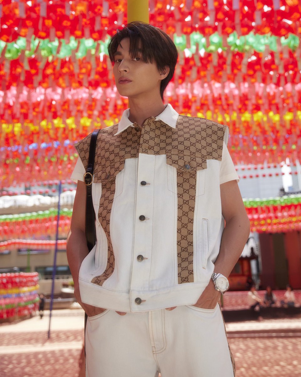 ElleMenThailand's tweet photo. แอลเมนพาชมสตรีตสไตล์ลุคของ ‘กลัฟ-คณาวุฒิ’ @gulfkanawut ระหว่างทริปเดินทางไปร่วมแฟชั่นโชว์คอลเล็กชั่น Cruise 2024 ของ @gucci โดยกลัฟมา��นลุคเดนิมสีขาวที่ประดับตกแต่งด้วยลายโมโนแกรม ‘GG’ จับคู่กับกระเป๋า ‘Jackie 1961’ สีดำสุดคลาสสิก

#Gucci 
#GucciCruise24
#GulfxGucciCruise24 https://t.co/bnrKnwQh3d