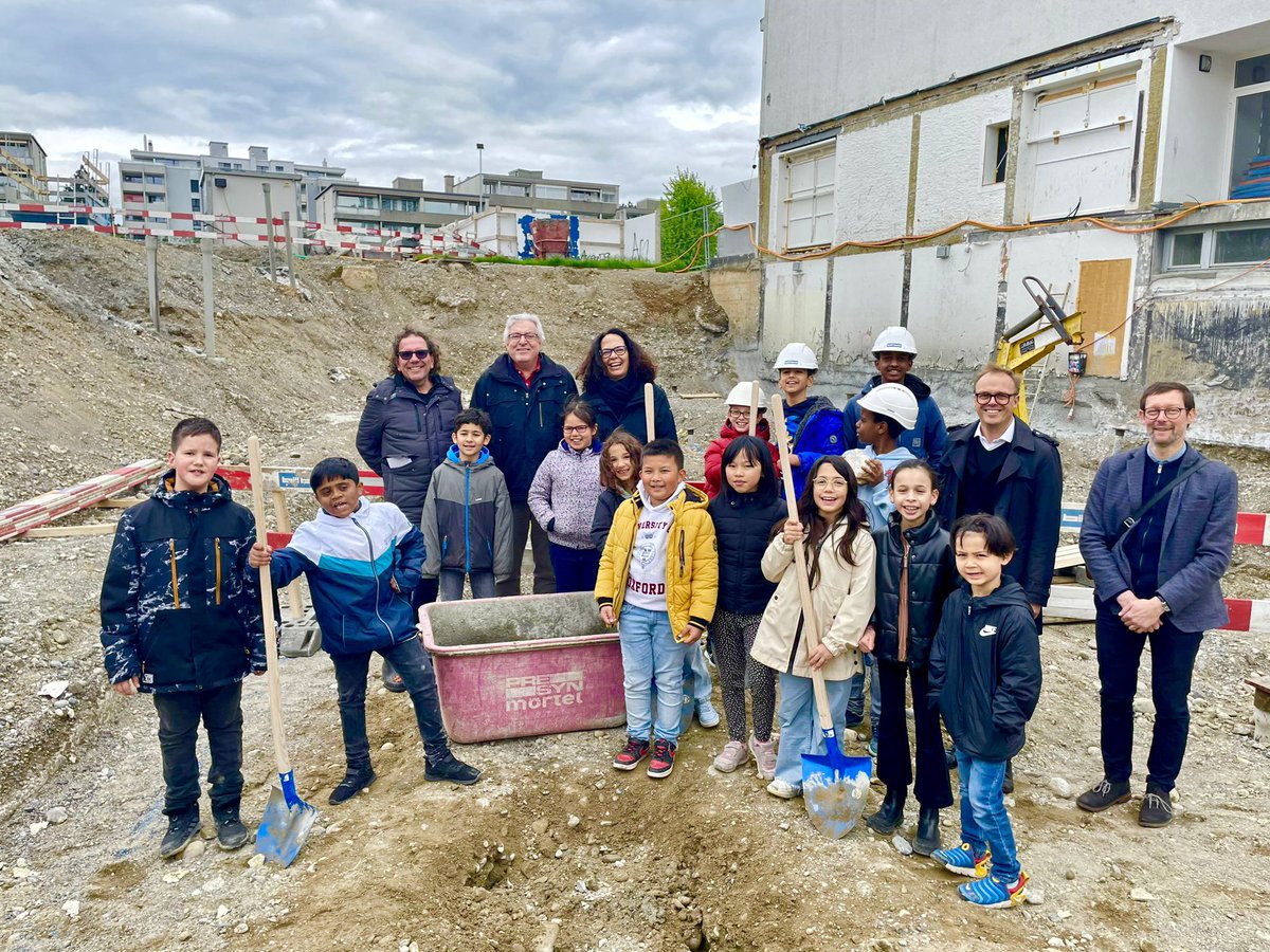 MWeberHadorn's tweet photo. Heute haben SuS der TS den Grundstein (eine Kiste mit Zeichnungen, Bauplänen, Tageszeitungen etc.) für den Neubau im Schulhaus Mösli gelegt und einzementiert.

https://t.co/XuBUUQBN5b

#schulraumplanung #ostermundigen #grundsteinlegung #tagesschule #kindergarten #gesamtplanung https://t.co/BDyebCFRiS