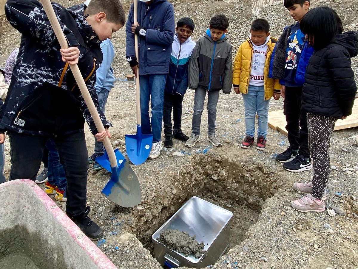 MWeberHadorn's tweet photo. Heute haben SuS der TS den Grundstein (eine Kiste mit Zeichnungen, Bauplänen, Tageszeitungen etc.) für den Neubau im Schulhaus Mösli gelegt und einzementiert.

https://t.co/XuBUUQBN5b

#schulraumplanung #ostermundigen #grundsteinlegung #tagesschule #kindergarten #gesamtplanung https://t.co/BDyebCFRiS