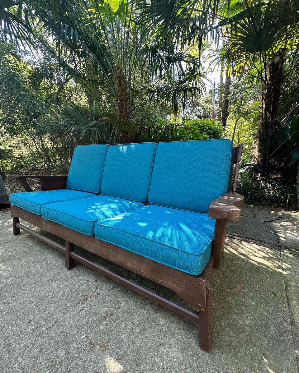 Trivantage's tweet image. This sofa is beach ready thanks to Recovery Room Upholstery's expert craftsmanship.

Featured: @Sunbrella fabric in Dupione Deep Sea. #upholsteryfabric #sofafabric #outdoorfabric