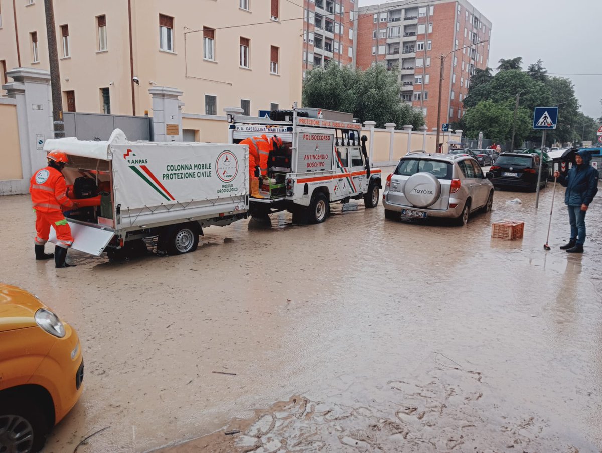 DPCgov's tweet photo. Sono oltre 3mila i soccorritori, volontari e operatori di #protezionecivile mobilitati nei territori colpiti dal maltempo in #EmiliaRomagna. Sul campo per soccorrere, assistere, evacuare le zone a rischio, mettere in sicurezza i territori.
#17maggio h17

CNSAS,CRI, ANPAS, Difesa https://t.co/11i8XQ7i8x