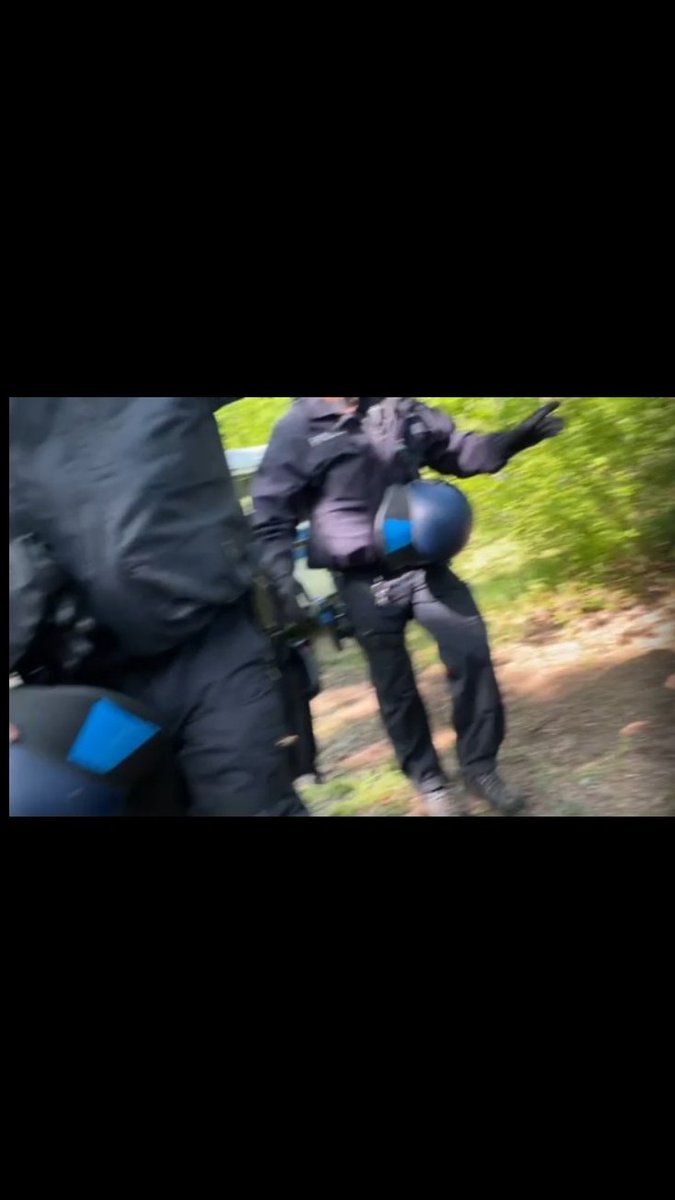 #b1705 10:30 Berlin Queerfeministische Waldbesetzung #Wuhlheide: Schikanöse Behinderung von Pressearbeit durch die Polizei Berlin. 
Einem Journalist wird der Zugang zu dem Wald verweigert. Begründung des Polizisten: "Because i'm the police". Der Journalist wird aufgefordert 1/3