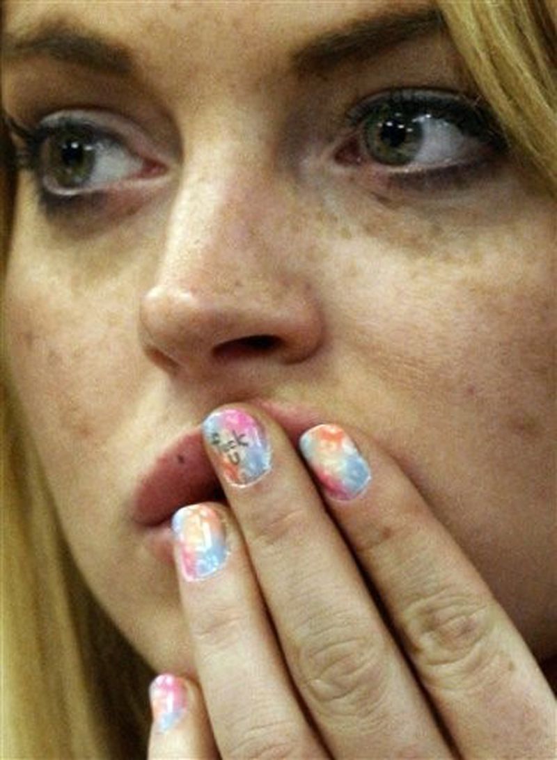 lindsay lohan having 'fuck u' in her nails the day she was sentenced to jail