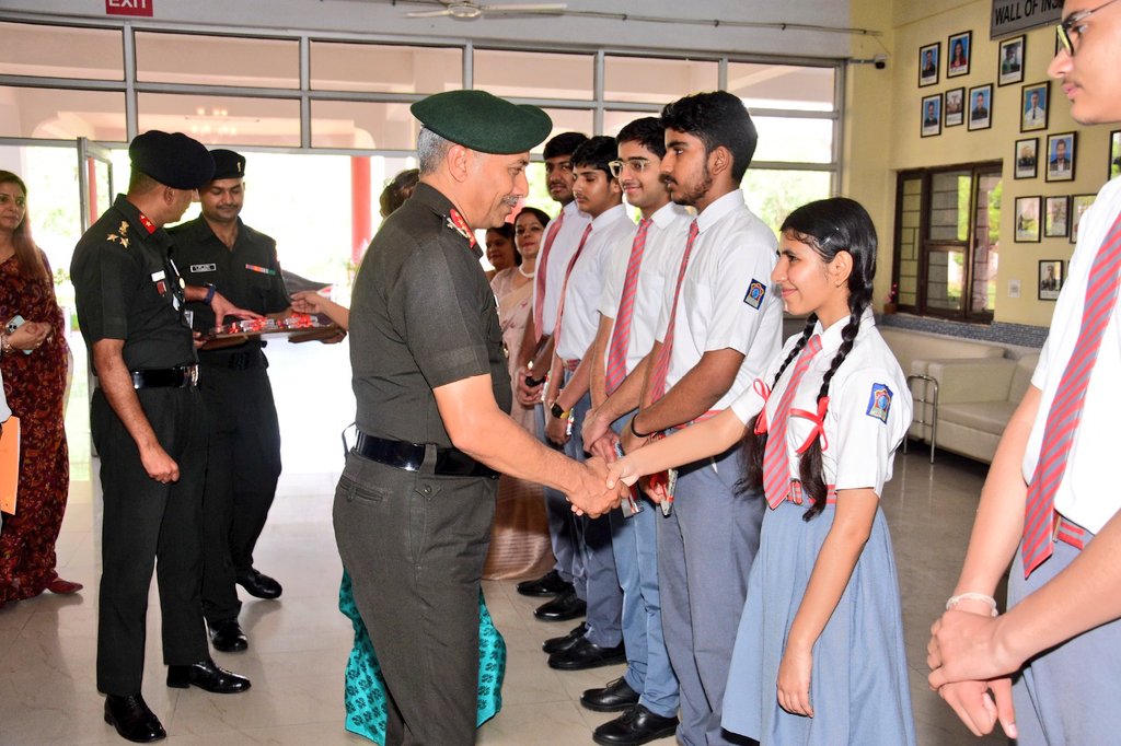 SWComd_IA's tweet image. Lt Gen BS Raju,#ArmyCdrSWC visited #APSJaipur today and complimented the school for standing first in Class XIIth Results in the Comd. He felicitated the teachers and Board toppers,emphasised on importance of holistic development and seeded novel ideas on learning.

#AWES
@adgpi
