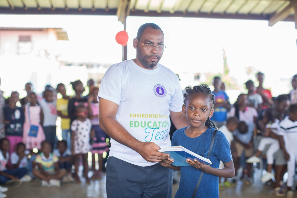 FondationSBO's tweet photo. Par ailleurs, lors des festivités de fin d'année, la FSBO a récompensé les trois meilleurs élèves de chaque classe par la dotation de manuels scolaires afin de les aider dans leur apprentissage.
#FSBO #Gabon #ENSB #Ecologik https://t.co/mlgVAor9h2