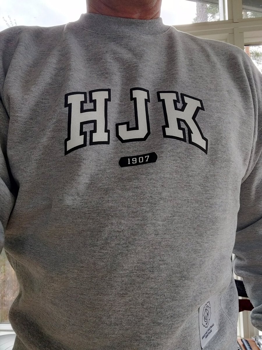 kimmojii's tweet photo. Ostin uuden retrohenkisen paidan. Aika hieno, eikö?
Boomeri ja retroa kun olen itsekin, marssin tietysti Hel Goods'in noutopisteeseen ja tilasin netistä siinä tiskillä. Palvelu pelasi ja saipahan sovituksen samaan hintaan. 😎
#OnVainYksiKlubi #OversizeS https://t.co/usI2nlmIPY