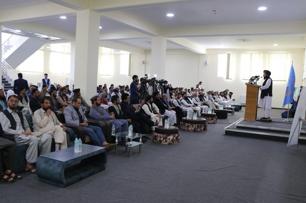 ZiaulhaqAmarkhi's tweet photo. نن مو د ملي ثبات عامه کتابتون پرانیست.

دا کتابتون په کابل ښار کې  د ملي ثبات ټولنې په عمومي مرکز کې د کتاب د شایقینو لپاره پرانیستل شو.
د پرانیستې په دې مراسمو کې یو شمېر دپلوماتانو، قومي مشرانو، ليکوالانو، د پوهنتون استادانو، د اطلاعاتو او فرهنګ او یو شمېر نورو ادارو استازو، د رسنيو همکارانو او ګڼو ځوانانو برخه اخیستې وه.
د پرانستې په وینا کې مې ژمنه وکړه چې ملي ثبات خيريه بنسټ به د کتاب د مطالعې د دودولو ترڅنګ، خپل وس د ځوان قشر له پاره په تعليمي، ټولنيزو او بېلابېلو برخو کې خپلو فعالیتونو ته دوام ورکوي او په دې سختو شرايطو کې به د خپل ولس ترڅنګ دريږي.
په ناسته کې مو  اندېښنه څرګنده کړه چې 21مياشتو وروسته لا هم افغان نجونو ته د پوهنتونونو او ښوونځيو دروازې تړل شوي او هيله مو وکړه چې نور دې مسوول چارواکي دې تريخ انتظار ته د پای ټکی کيږدي.
انديښنه مې دا وه چې که، خدای مکړه، دا حالت دوام ومومي له هېواد څخه به نور خلک هم  د خپلو اولادونو د روښانه راتلوونکې له پاره بهر ووځي چې دا چاره نه د نظام او نه د ملت په ګټه ده.
په نننيو مراسمو کې د اطلاعاتو او فرهنګ وزارت استازي ښاغلي حماد، ليکوال او فرهنګي شخصيت شاه حسين مرتضوي،د علومو اکاډمۍ استازي دکتور رفيع الله نيازي، د کابل پوهنتون د شرعیاتو پوهنځي استاد او د شیرشاه سوري جامع جومات خطیب پوهندوی دکتور عبدالغیاث سهرابي هم خبرې وکړې، د ملي ثبات د دې نيک اقدام ستاينه یې وکړه او په دې برخه کې يې د هر ډول همکاریو ژمنه وکړه.
ياد کتابتون کې په بېلابېلو برخو کې د زرګونه علمي، تحقيقي او معلوماتي کتابونو ترڅنګ،  مجهز کمپيوټر لب، انټرنيټ او مطالعه کوونکو ته د چايواسانتياوې هم په نظر کې نيول شوي.

د ملي ثبات کتابتون د څو کلونو د خواریو او زحمتونو ثمره ده.
له ټولو هغو بنسټونو، علمي څېرو او مراکزو چې دې کتابتون ته یې کتابونه ډالۍ کړي او یا یې د کتابونو په اخیستلو کې مرسته کړې، د ملي ثبات ټولنې په استازیتوب ترې مننه کوم او کور ودانی ورته وایم.