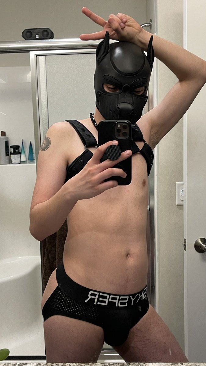 PupLinkerz's tweet photo. @SwitchedApp just a dumb jock puppy 🙈
switched: @ PupLink21 https://t.co/2u202y6RQI