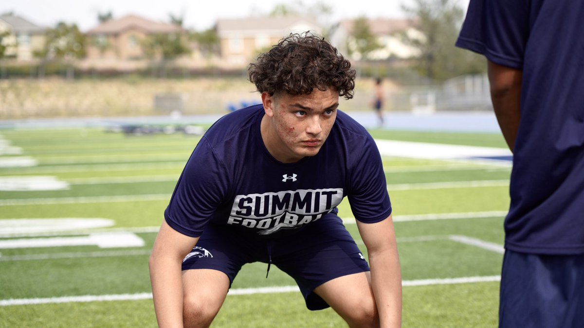 SummitSkyhawkFB's tweet image. “You can learn a line from a win and a book from a defeat” - Paul Brown
•
#summitfootball #summithighschool #summitskyhawks #footballprogram #springfootball #practicemakesperfect