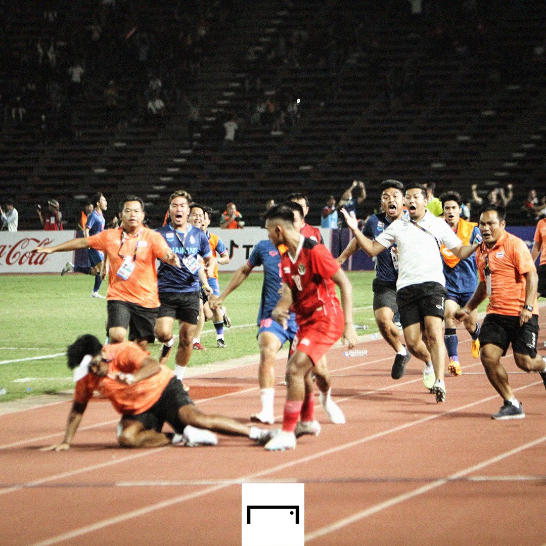 🇮🇩💥🇹🇭

Kami menangkap awal momen dari kericuhan di bench pemain saat Thailand menyamakan skor secara dramatis di masa injury time waktu normal. 📸👀 

#SEAGames2023 #Indonesia #Thailand