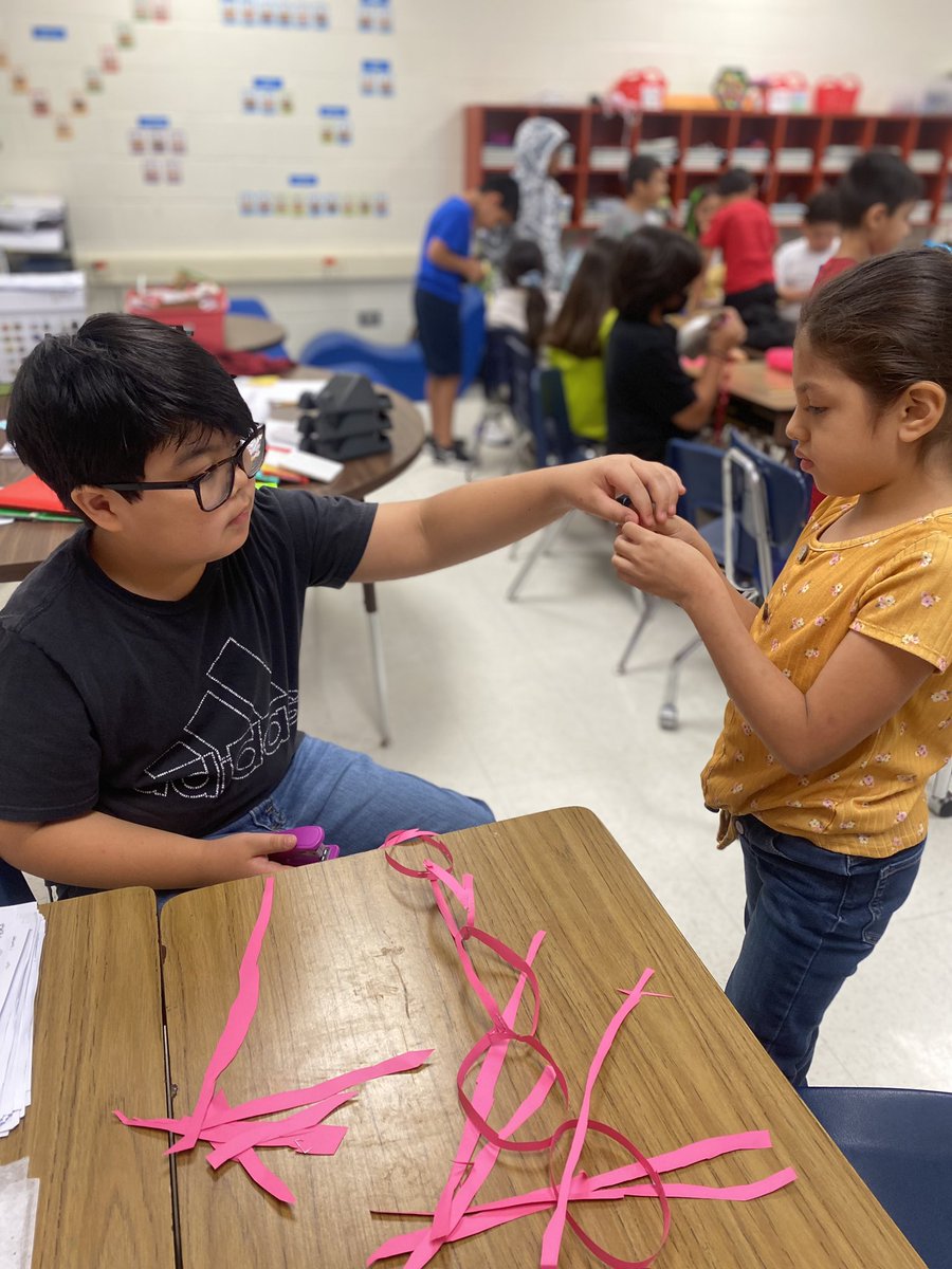 What has problem solving, cooperative learning, and a little competition? Buddy Class Paper Chain Challenge!! @NISDCarlosCoon #makinglearningfun #buddyclass #stemchallenge