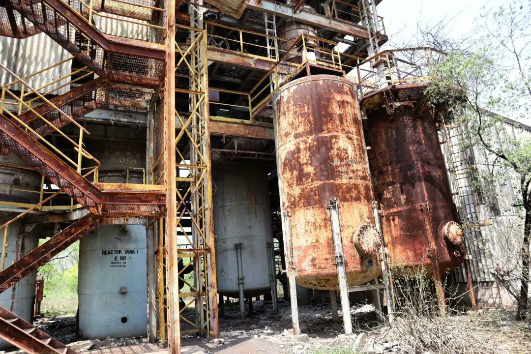 SanaEjaz_'s tweet photo. The Remnants of the rusted abandoned former Union Carbide plant in Bhopal echos the horror of that world’s worst industrial disaster and reminds us the screams and helplessness. Its deadful legacy becomes increasingly apparent, victims are still waiting for justice. 

#Bhopal https://t.co/qhsz8TG1cJ