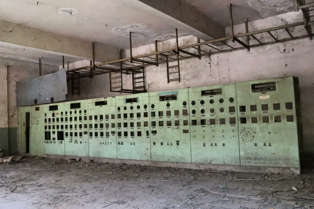 SanaEjaz_'s tweet photo. The Remnants of the rusted abandoned former Union Carbide plant in Bhopal echos the horror of that world’s worst industrial disaster and reminds us the screams and helplessness. Its deadful legacy becomes increasingly apparent, victims are still waiting for justice. 

#Bhopal https://t.co/qhsz8TG1cJ