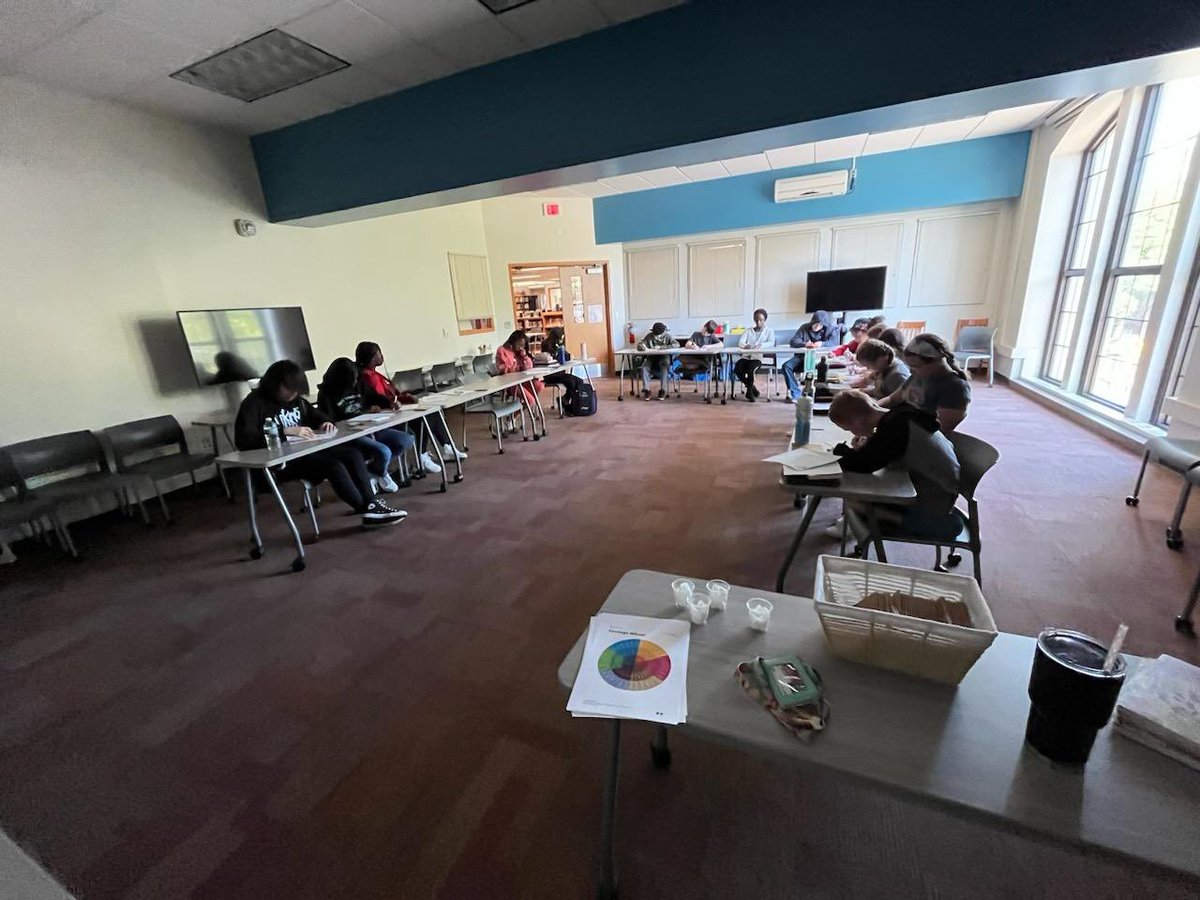 krimeldrum's tweet photo. Mindfullness session led by Mrs. Ellis was a fantastic way for some students to start the day! #UMatterWeek #Day3 @royaloakschools @JoeYouanes_ROSD @HenshawROMS https://t.co/A1HspfARdn