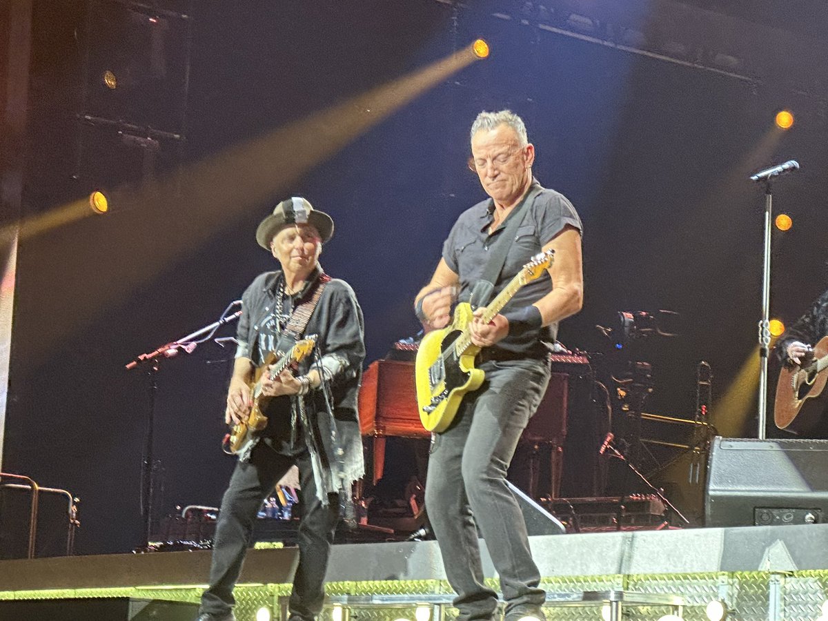 marc_ville's tweet photo. @azsweetheart013 Hello Amy. Hope Nils has enjoyed the two shows in Paris. He was fantastic during the two nights ! Hope to see him and you one day in France ! You are more than welcome. https://t.co/ARE0pgB59z