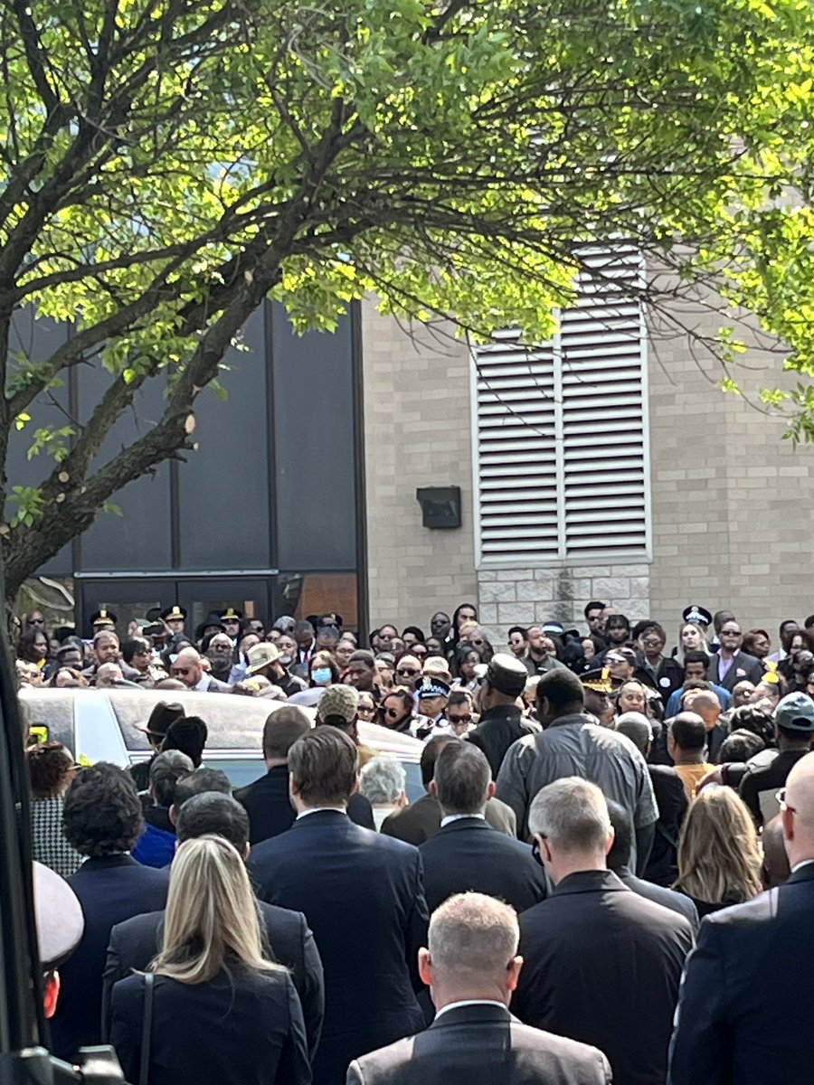 Cries of the grieving as the casket of #areanahpreston is brought to the funeral. Watch the tributes to this fallen Chicago officer now live <a href="/ABC7Chicago/">ABC 7 Chicago</a>