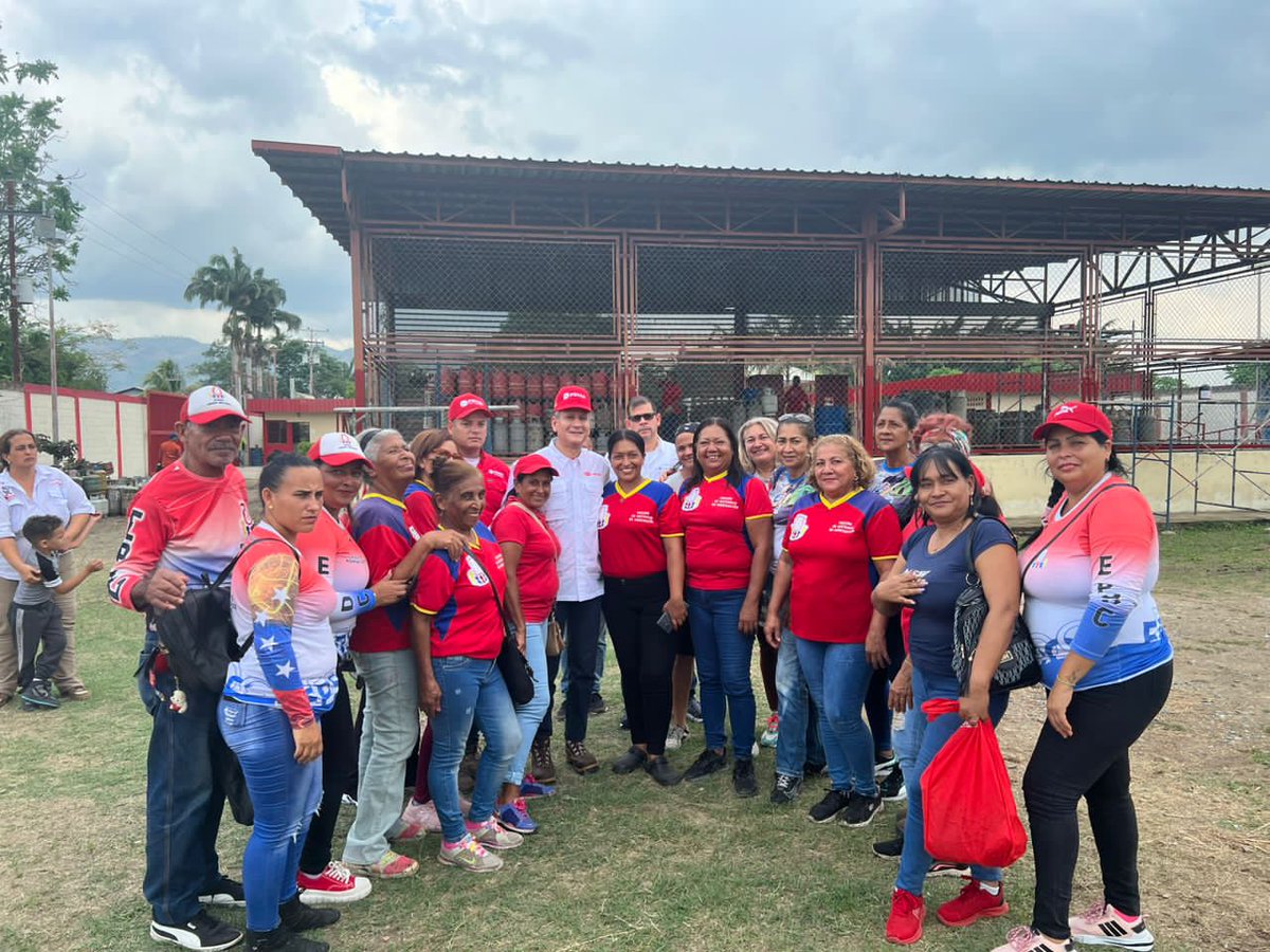Esta empresa de propieda social fue atendida a través de la Ven App para consolidar el fortalecimiento de la distribución del Gas Licuado de Petróleo en el municipio Sucre del estado Aragua.

¡Trabajo en Equipo, Victoria Segura! 
<a href="/NicolasMaduro/">Nicolás Maduro</a>
<a href="/TellecheaRuiz/">Rafael Tellechea</a>

#PoesiaParaLaPaz