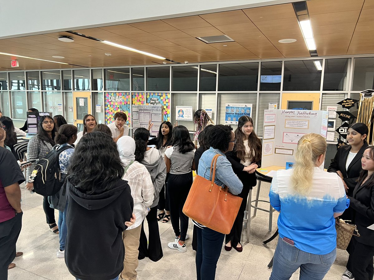 ASMITHP4S's tweet photo. The project showcase for #APResearch & #APSeminar was outstanding!!!! The @ShadowCreekHS  scholars should already have their masters degrees with the research skills they were able to demonstrate!! An excellent #PUSHFORSUCCESS 📸: https://t.co/KsoOOnUOlF Thanks @SCHSAdvAca ✨🙌🤩@AlvinISD