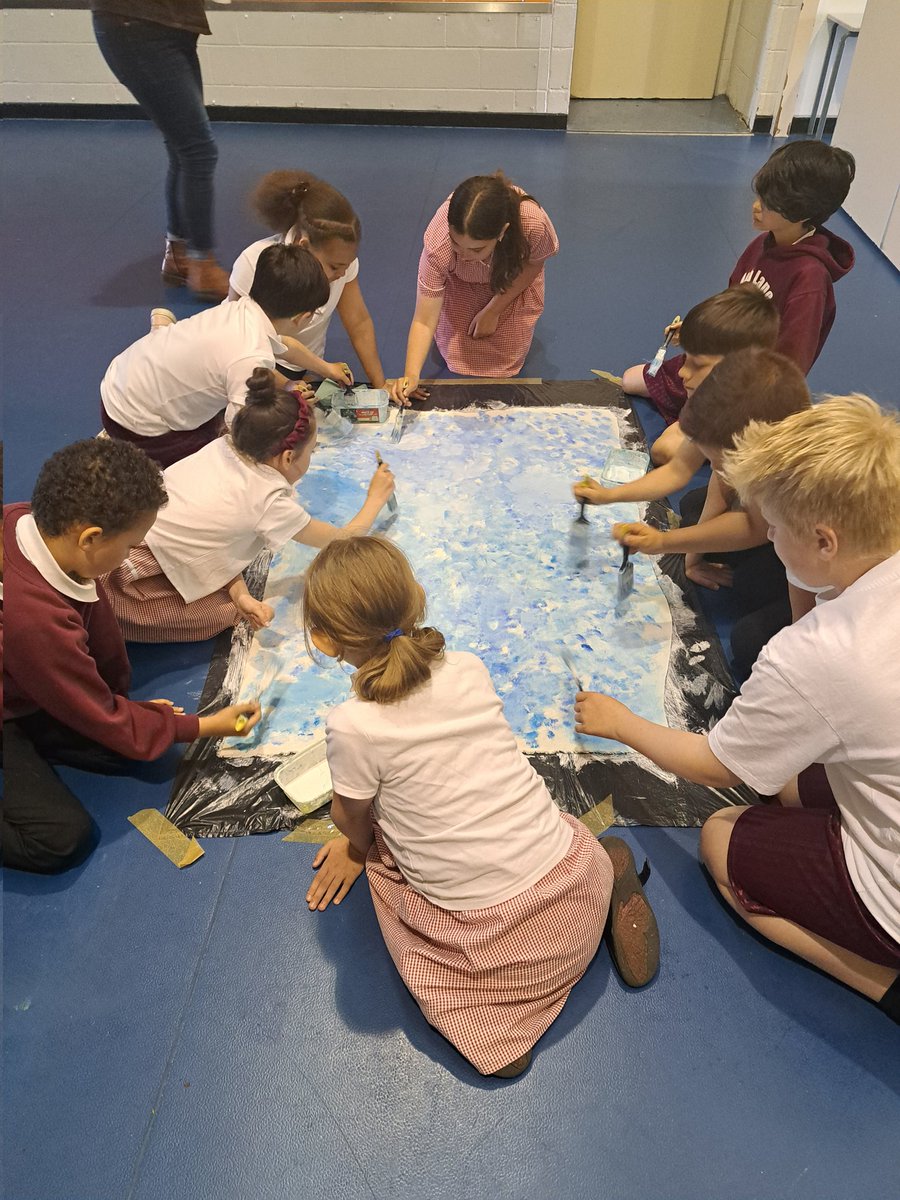 MissCarrollMLP's tweet photo. The children enjoyed their session this afternoon with the artist Katie Halsall. They were creating their eurovision designs for a whole school piece of art. @MabLanePri @MrScarrMLP  #Eurovision #eurolearn https://t.co/eHaOqMEPI7