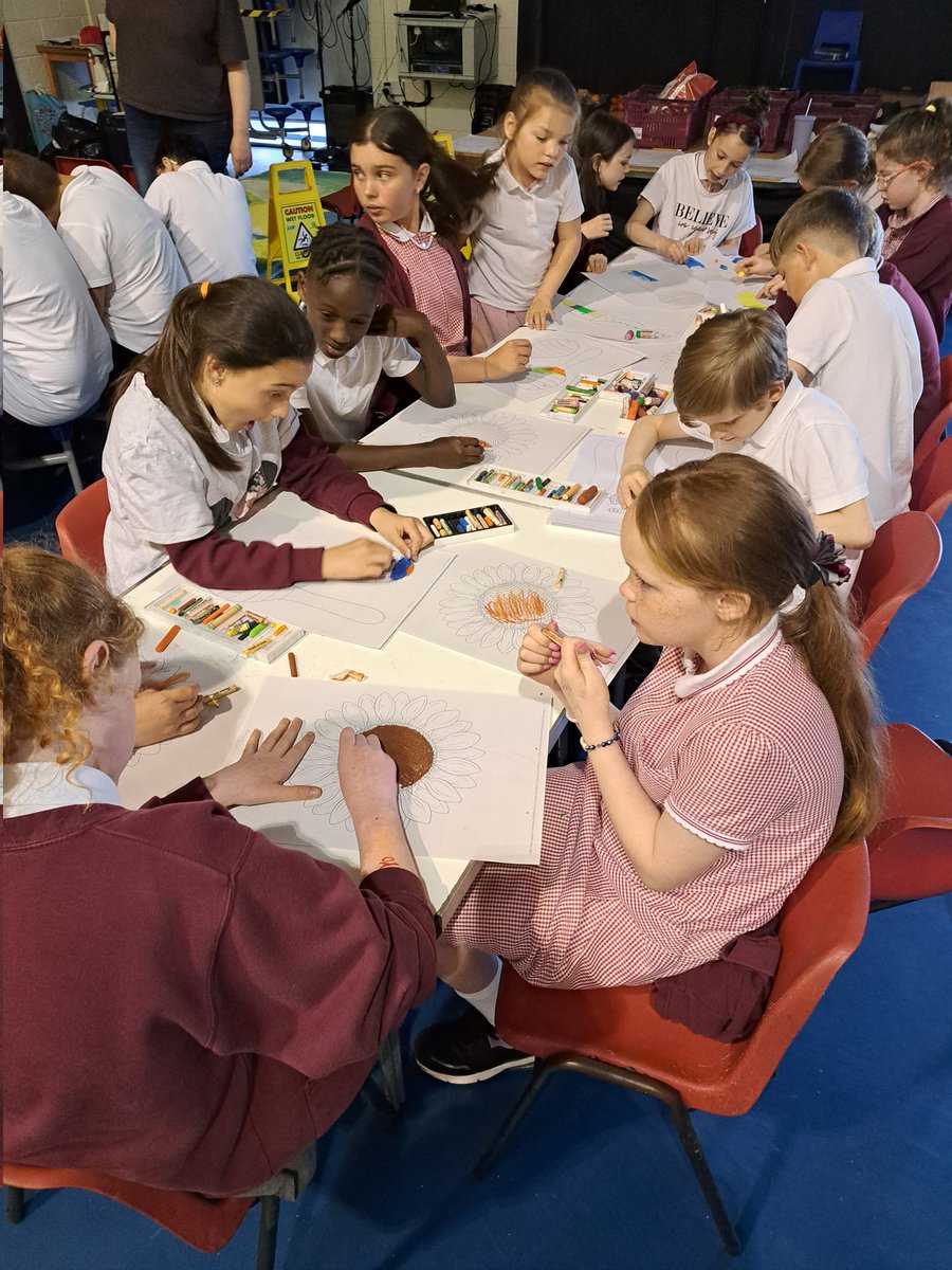 MissCarrollMLP's tweet photo. The children enjoyed their session this afternoon with the artist Katie Halsall. They were creating their eurovision designs for a whole school piece of art. @MabLanePri @MrScarrMLP  #Eurovision #eurolearn https://t.co/eHaOqMEPI7