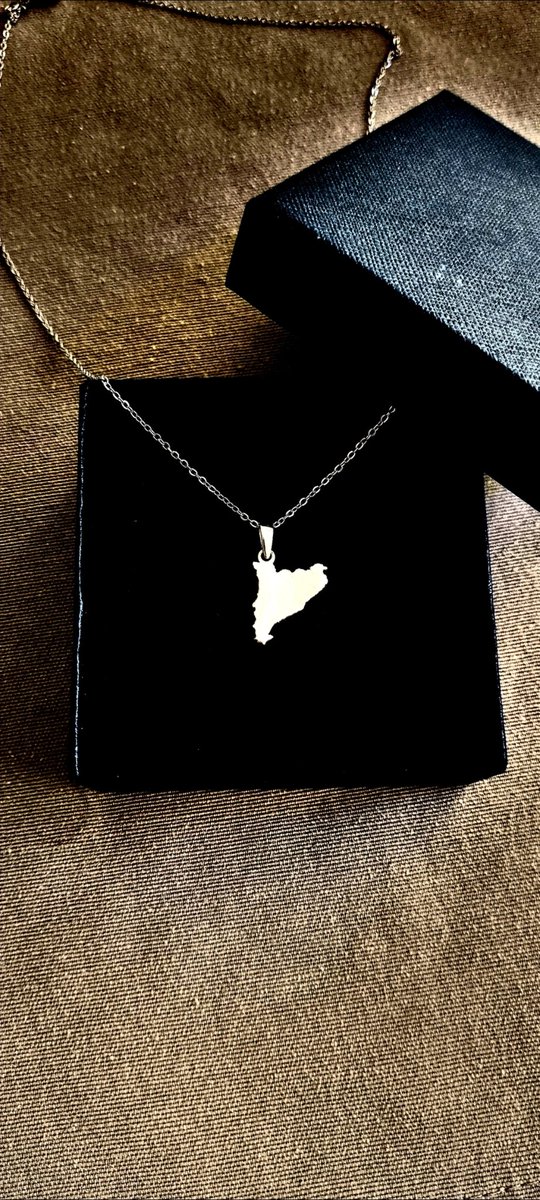 Somos una pequeña empresa que hace collares de plata 925 con forma de territorios. Os enseño unos modelos que creemos que pueden gustar así como la web donde comprarlos: niunit.myshopify.com
#Madrid #Espana #Valencia #Cataluña #MODA #plata #Ayuso