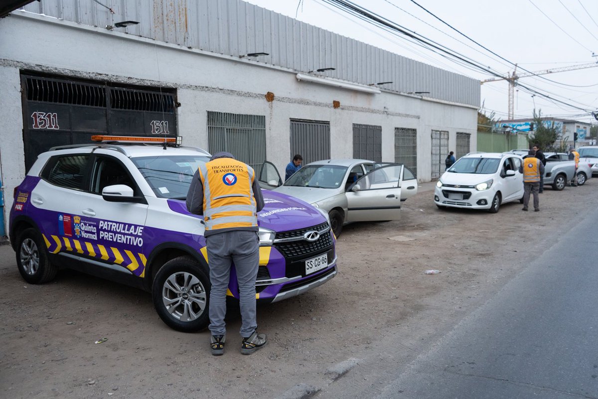 munquintanormal's tweet photo. En la #Fiscalización de #VehiculosMotorizados que tuvimos esta semana con @CerroNaviaCL y @MuniLoPrado se retiraron 14 vehículos de circulación, se realizaron 188 controles y 47 citaciones 🏍️🚘
Estamos trabajando fuertemente por una #QuintaNormalTranquila 🤜🏾🤛🏾 @karydelfino https://t.co/xC9nBUIyi0