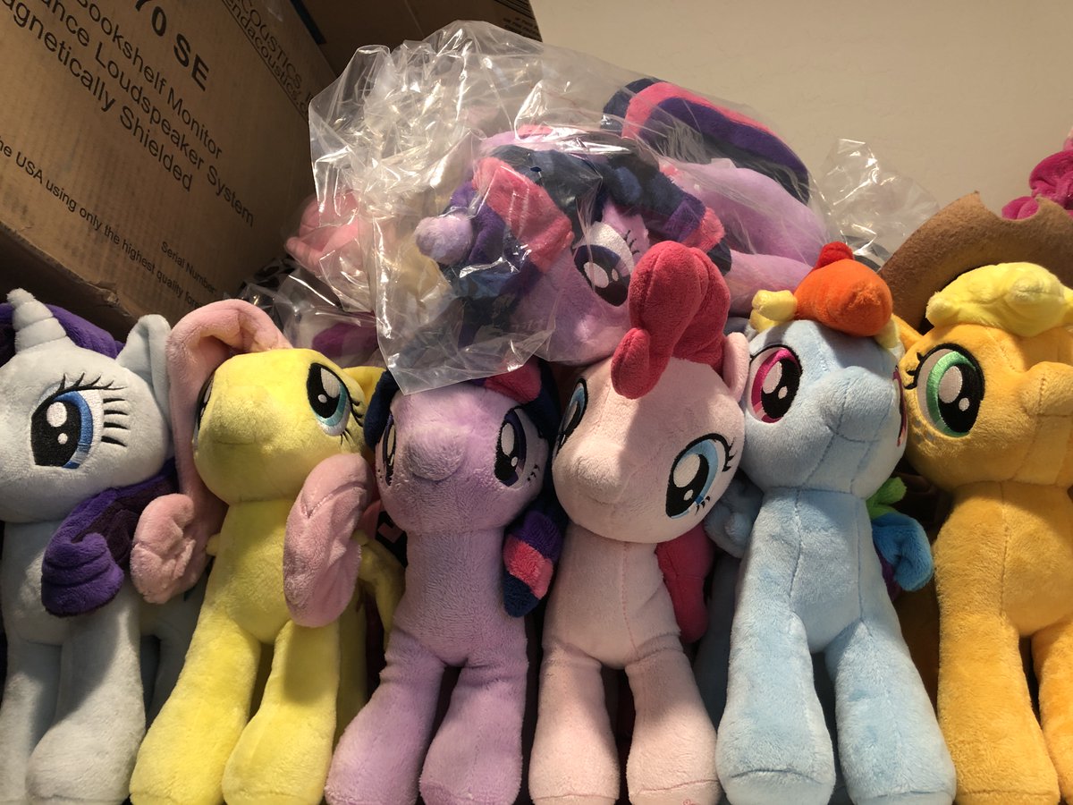 loophoof's tweet photo. Y'ALL

@LunarShineStore is selling 4DE plushies for $5 which is crazy, the 4DE plushies are discontinued and ridiculously good, I bought a Twi even though I have one already lol https://t.co/TAHIgCWzdX