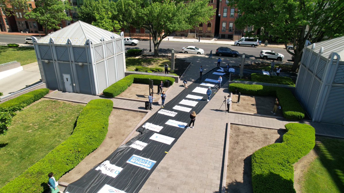 MaketheRoadNJ's tweet photo. 🔥 POWERFUL arial shots in front of @NJGov Statehouse today. 

We blanketed the streets with a 500 ft scroll symbolizing the $25 billion in annual profits wealthiest corps make off NJ.

Elected officials want give these corporations a tax break 📣We say: #FundOurFamiliesTaxAmazon https://t.co/EiBOMg8mOK