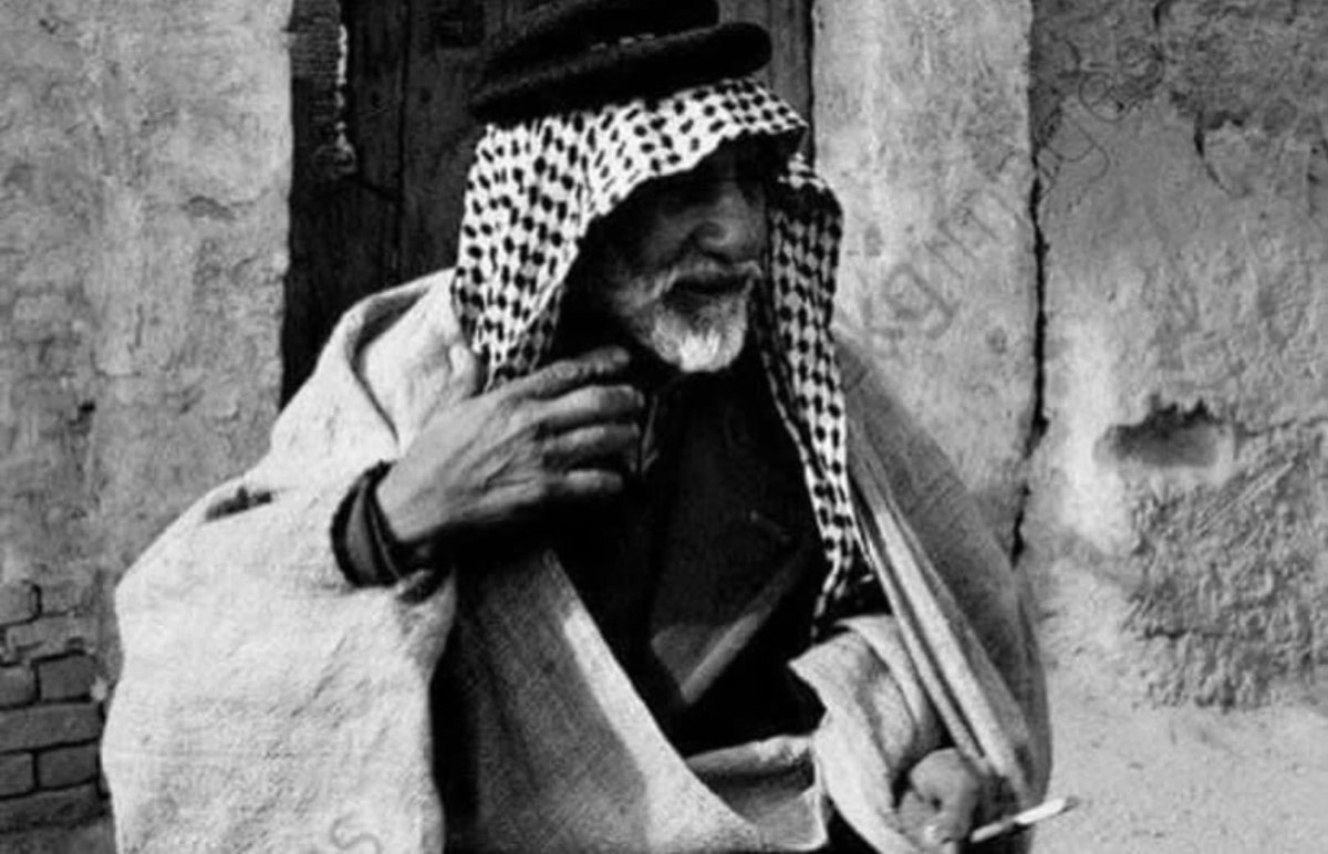 عمر الغلا ما صار له سن محدود
و عمر الوفا ما صار دون المبّره

و أكبر دليل اللي على ذمة العود
كبرت و هي لي الحين ثوبه ترزّه