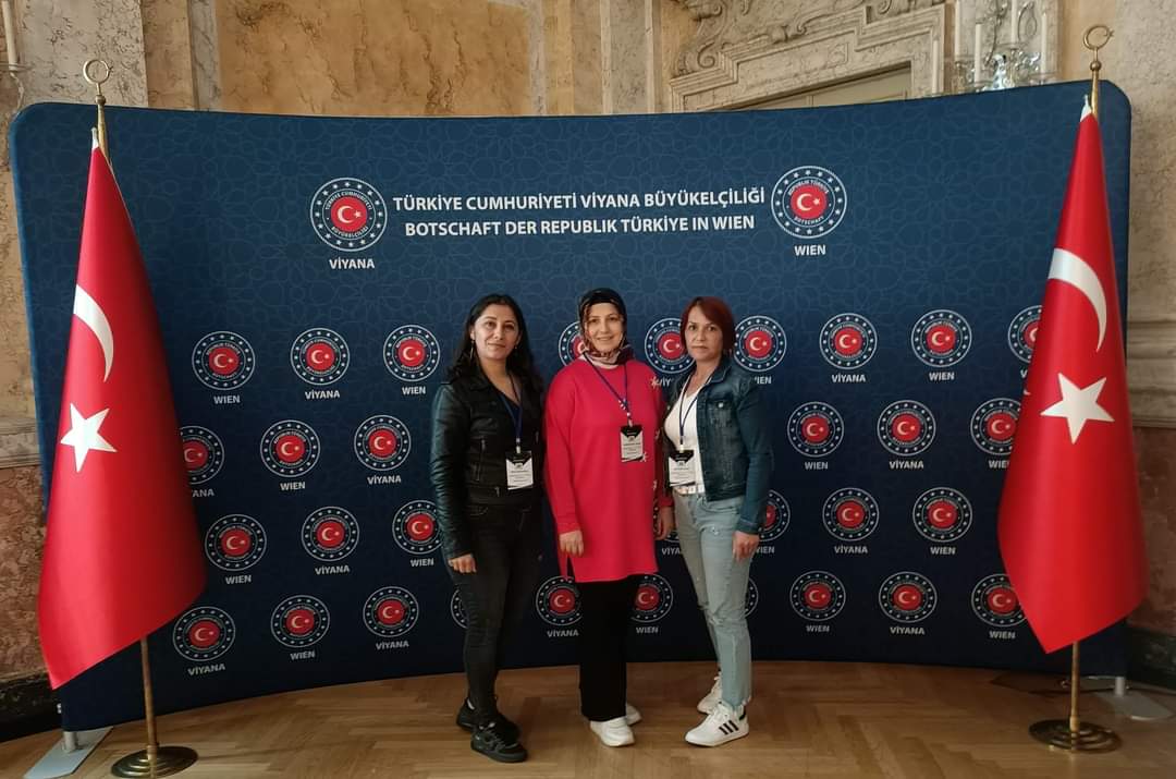 Viyana hareketliliğimiz sırasında  Büyükelçiliğimizi ve Viyana Eğitim Müşavirini ziyaret ettik. Misafirperverliğinden dolayı Viyana Büyükelçimiz Sayın Ozan CEYHUN'a ve Viyana Eğitim Müşaviri Sayın Seda CENGİZ’e teşekkür ediyoruz.<a href="/ulusalajans/">Türkiye Ulusal Ajansı 🇹🇷 Turkish NA</a> 
<a href="/ekicis20/">Süleyman EKİCİ</a> <a href="/ArgeDenizli/">Denizli ARGE</a> <a href="/YTEMEL3/">Y.TEMEL</a>