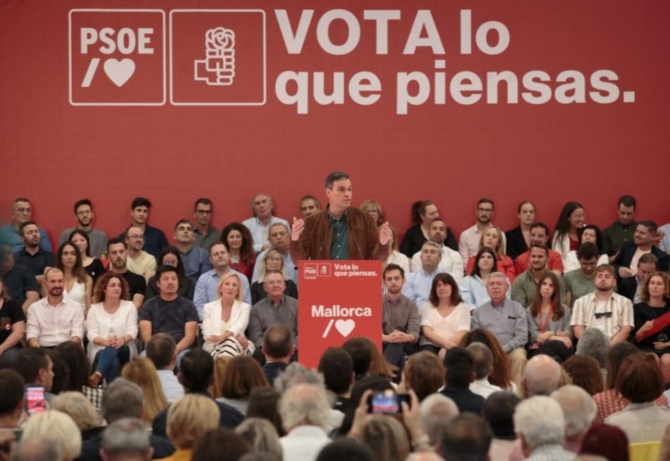 xiscoduarte's tweet photo. 🌹Avui, 2 mil persones a l’acte de campanya del @psibpsoe amb @sanchezcastejon, @F_Armengol i @CatalinaClader1.

Els socialistes guanyarem les pròximes eleccions del 28 de maig.

#VotaPSIBPSOE #Felanitxhomereix https://t.co/3PoY7HMHi5