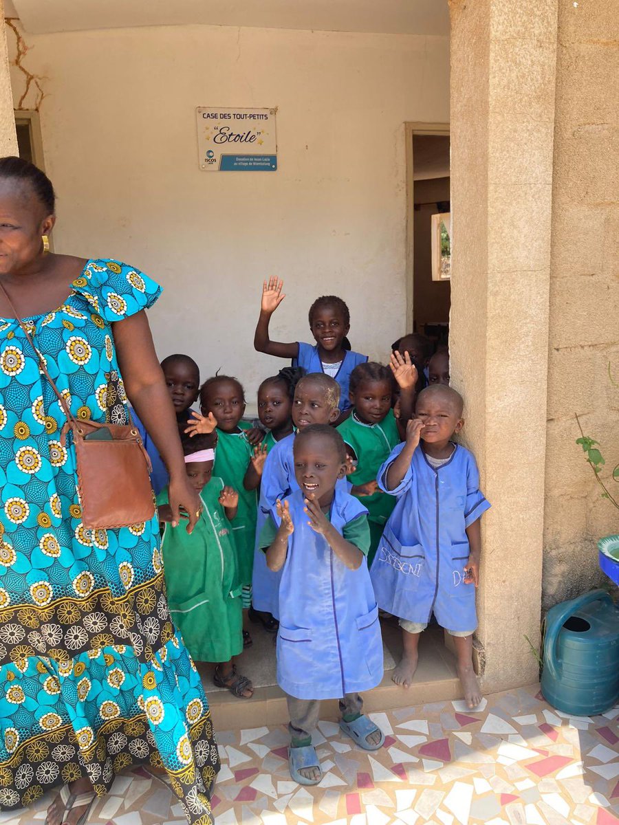 Cisl_Lazio's tweet photo. Prosegue la missione in Senegal 🇸🇳 Cisl Lazio con Iscos e Anolf Regionale.
Visita dei cooperanti alla Fabbrica del ghiaccio #Ziguinchor,Cooperativa delle Donne per essiccazione del pesce, Orto comunitario di #Niambalang, scuole elementari di #Emaye, #Diantene, #Loudia #Casamance https://t.co/VkYU0s8HL0