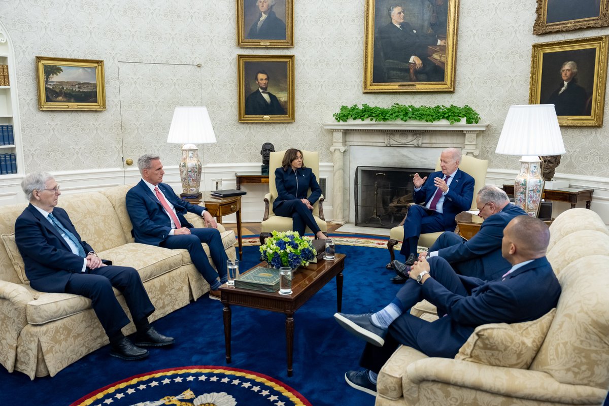 JoeBiden's tweet photo. We had a productive meeting with congressional leaders yesterday. 

I'm confident that we'll get to an agreement on the budget, and America will not default. Every leader in the room understands the consequences if we fail to pay our bills. https://t.co/hw7RW7Aeu8
