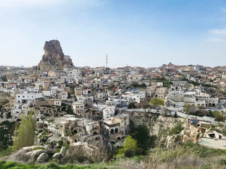 FSimunde's tweet photo. #Ortahisar è un villaggio della #Cappadocia, conosciuto per il suo insolito castello, considerato uno dei primi insediamenti a più piani al mondo; la struttura serviva da rifugio per le carovane della Via della Seta durante il periodo ittita. https://t.co/4SlfNOZsJZ