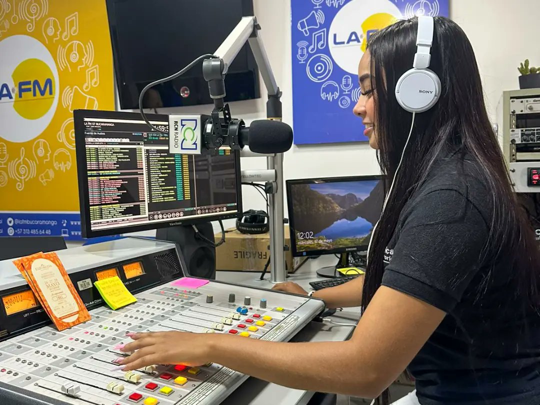 ComSocial_udes's tweet photo. Nuestros estudiantes de tercer y cuarto semestre realizaron un recorrido por las emisoras de RCN Radio. Los jóvenes participaron en entrevistas y producción sonora. 🎙️📻
@udes_oficial
@RCNBga
@CaracolBga
@TellezYadira
@LaU107radio
#SoyComunicadorUDES
#ReporterosUDES https://t.co/eRiuYBTF2H