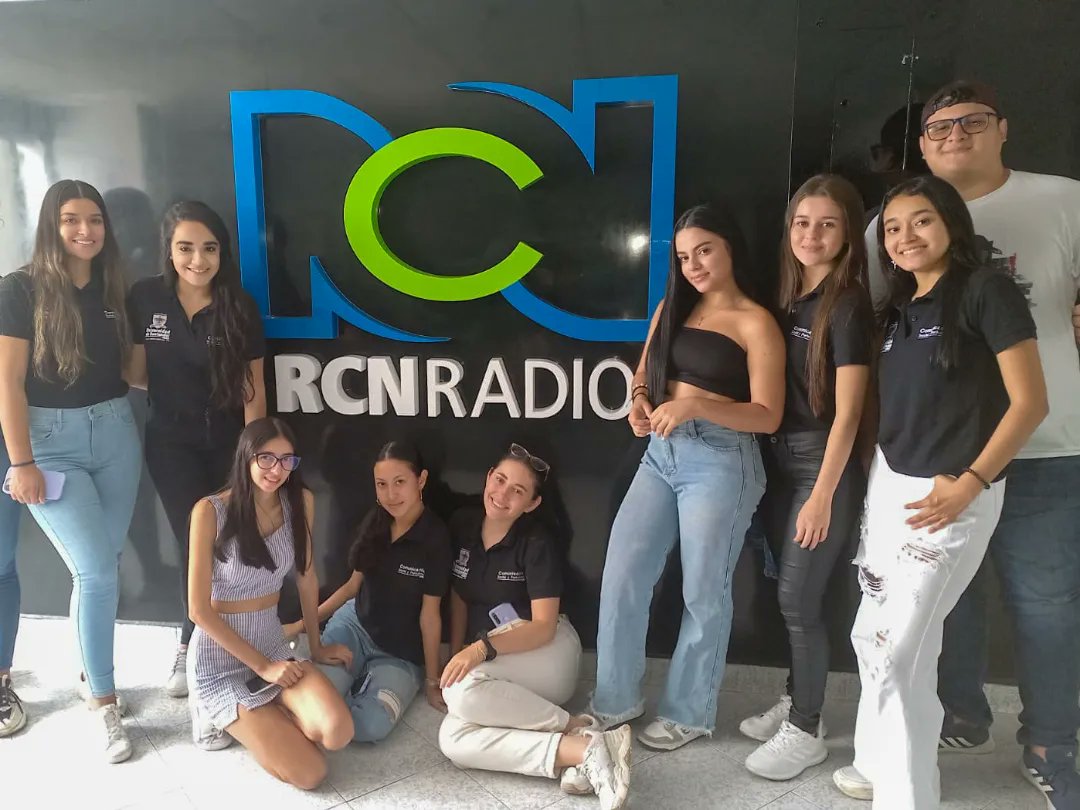 ComSocial_udes's tweet photo. Nuestros estudiantes de tercer y cuarto semestre realizaron un recorrido por las emisoras de RCN Radio. Los jóvenes participaron en entrevistas y producción sonora. 🎙️📻
@udes_oficial
@RCNBga
@CaracolBga
@TellezYadira
@LaU107radio
#SoyComunicadorUDES
#ReporterosUDES https://t.co/eRiuYBTF2H