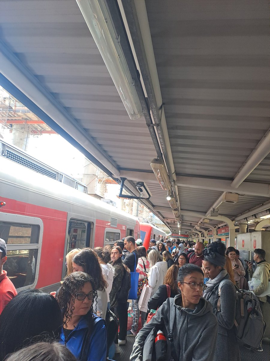 Falha no sistema de alimentação elétrica na linha 9 esmeralda....
Op. pela via mobilidade ou via calamidade 🤮🤮🤮