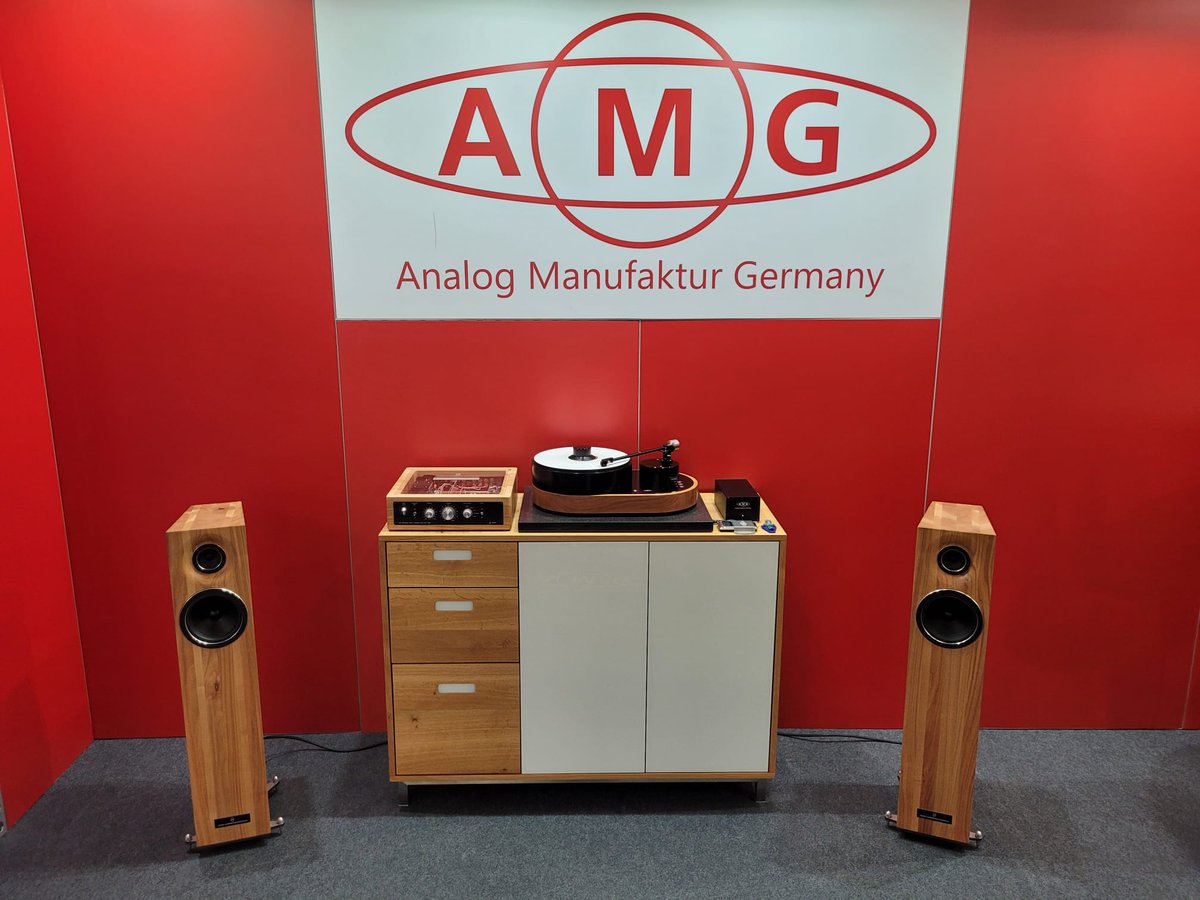Moebelmacher's tweet photo. Am Do. beginnt die  High End  in München, bei der wir mit unserer nachhaltigen Hifianlage aus Massivholz bei der Analog Manufaktur Germany und der Wiener Lautsprecher Manufaktur ausstellen. Am Sa. und So. dürfen auch Normalsterbliche rein: https://t.co/vtX3AQ6Nix @highendsociety https://t.co/qysQRulyfC