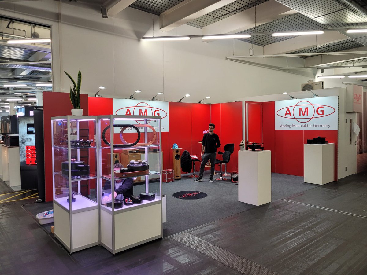 Moebelmacher's tweet photo. Am Do. beginnt die  High End  in München, bei der wir mit unserer nachhaltigen Hifianlage aus Massivholz bei der Analog Manufaktur Germany und der Wiener Lautsprecher Manufaktur ausstellen. Am Sa. und So. dürfen auch Normalsterbliche rein: https://t.co/vtX3AQ6Nix @highendsociety https://t.co/qysQRulyfC