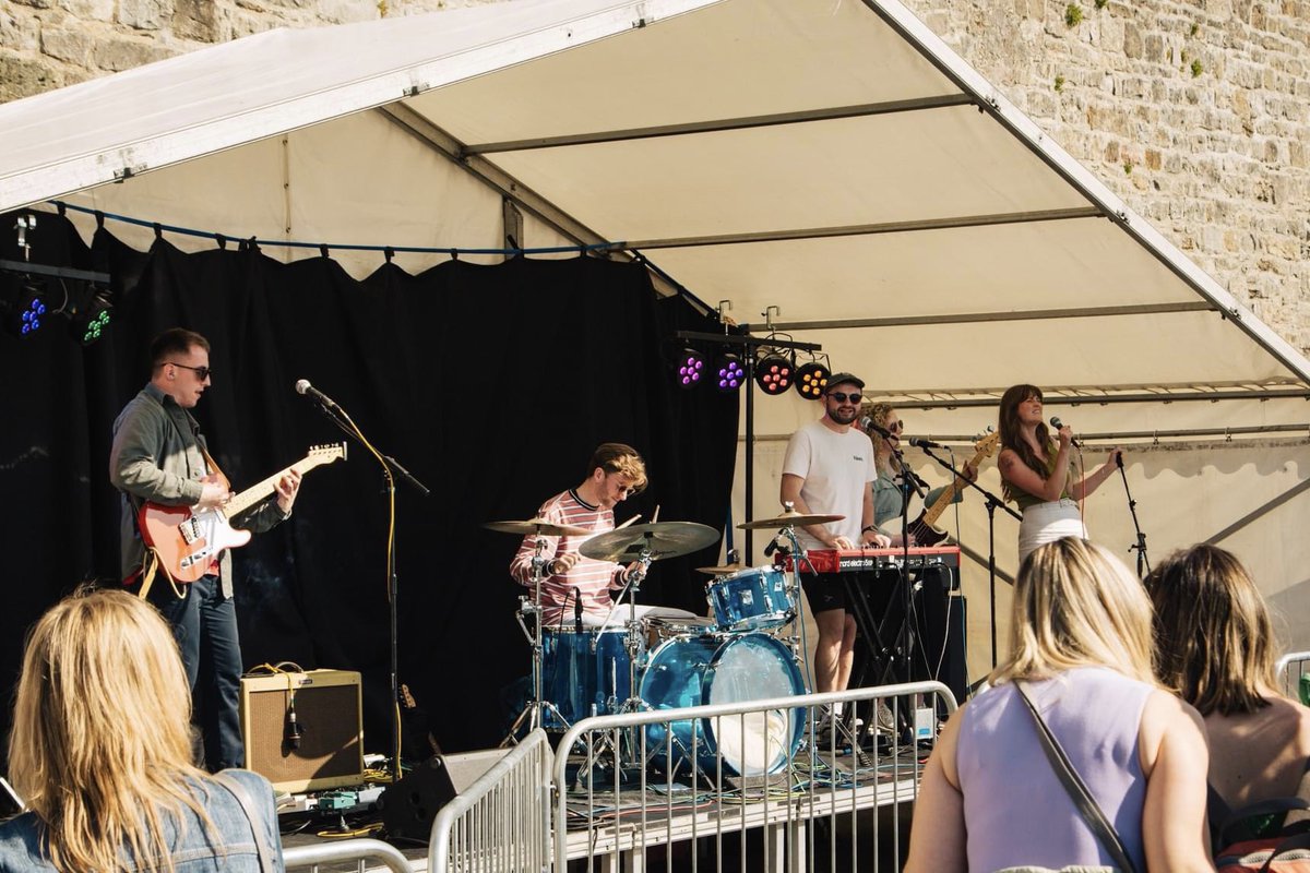 Gŵyl Fwyd Caernarfon!

Diolch i bawb ddoth i’n gwylio ni, ac i’n gwesteion hollol hyfryd am neud ni swnio lot gwell🫶🏼

Nôl i’r stiwdio â ni…