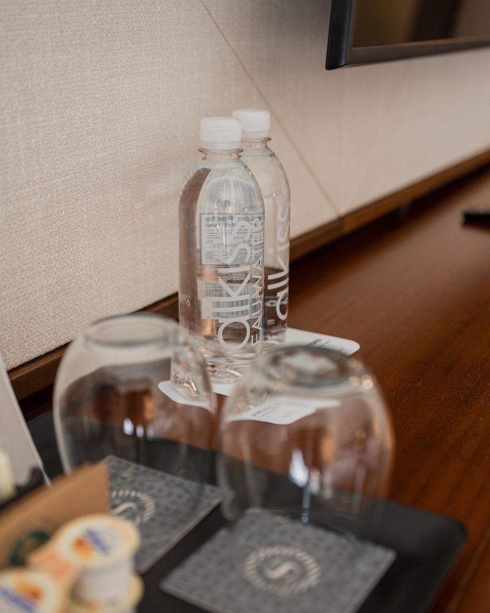 Here's your midday reminder to take a hydration break...and we make it easy by providing two complimentary bottles of @alkisswater in your guest room. 💦