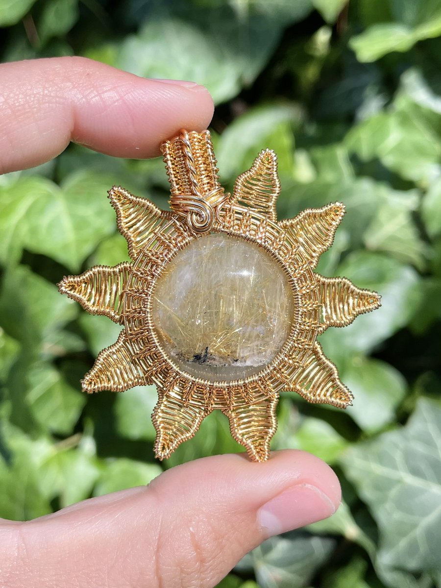 A suuuper sparkly golden rutilated quartz in 22k gold plated wire 🌞