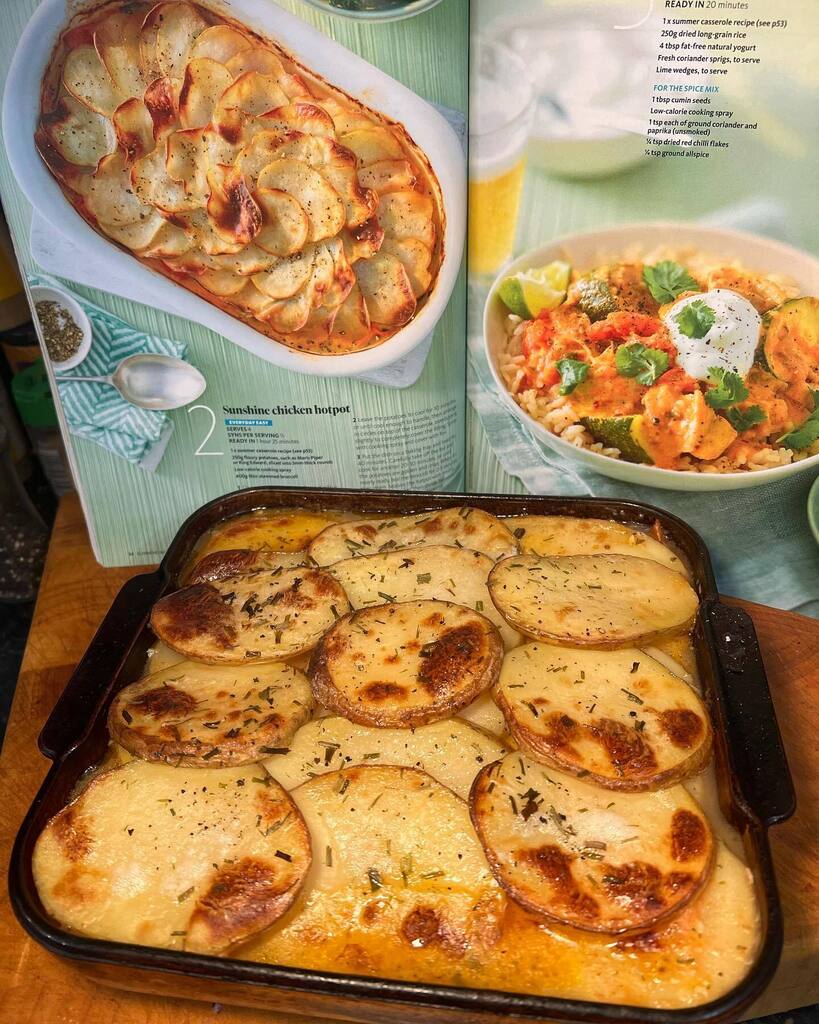 Well we had the Mexican style variation of the summer chicken casserole the other day and it was soooo good 🔥
So tonight we had the sunshine chicken hotpot variation and this was 🔥 too!
This new magazine is brilliant!
#sw #swuk #slimmingworld #slimmi… instagr.am/p/CsW3vhXoPrp/