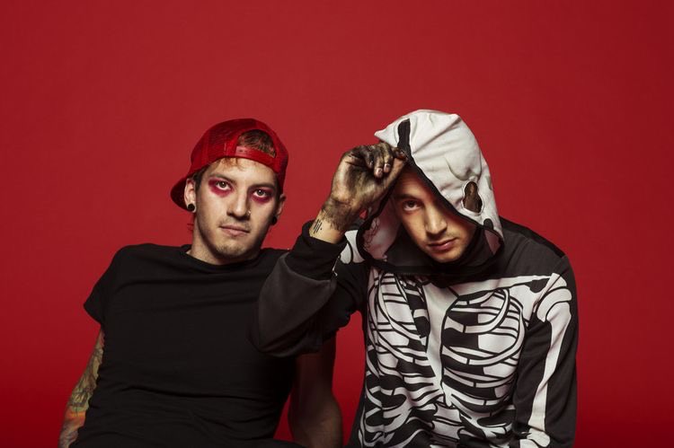 tracklist's tweet photo. Há 8 anos, twenty one pilots lançava "Blurryface", seu quarto álbum de estúdio. 

O disco possui mais de 6 bilhões de streams, estreou em #1 na Billboard 200 e venceu o GRAMMYs com a faixa "Stressed Out". https://t.co/4pG16KqCpX