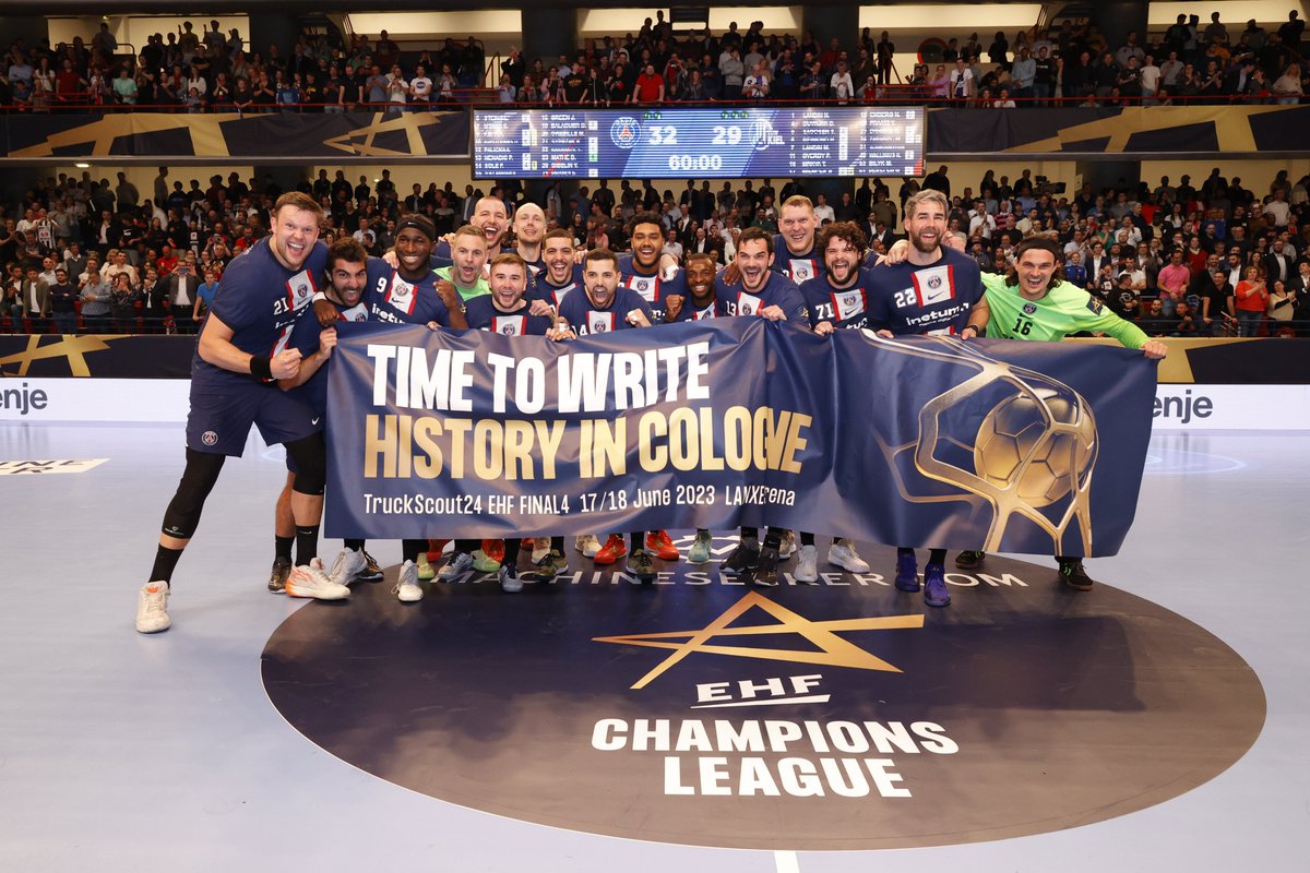 psghand's tweet photo. Une belle photo de famille où il ne manque que notre n°44 @NKARABATIC
#HelloCologne #PSGKIEL #EHFFinal4 https://t.co/RKMFGAdsVO