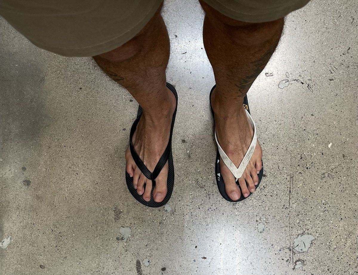 checogodinez's tweet photo. Nunca les ha pasado que en la mañana no encuentran el par de las Chanclas￼, 
se ponen impares y se dan cuenta de ello cuando andan el Home Depot.
#Acapulco https://t.co/TYk7rNfUrd
